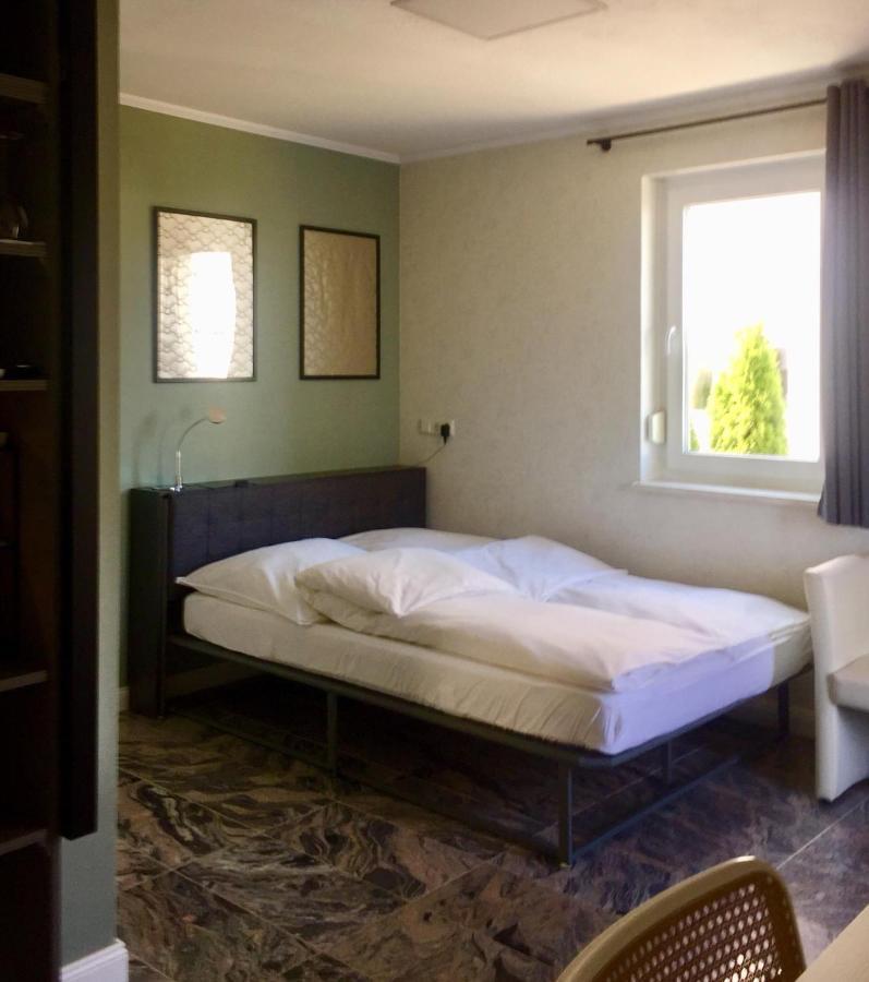 Neues Zimmerapartment Mit Bad Neckarwestheim Экстерьер фото
